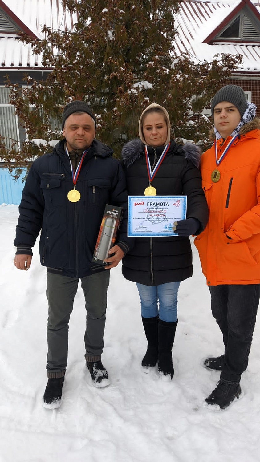 В соревнованиях по зимней рыбалке победили активисты псковского Всероссийского электропрофсоюза